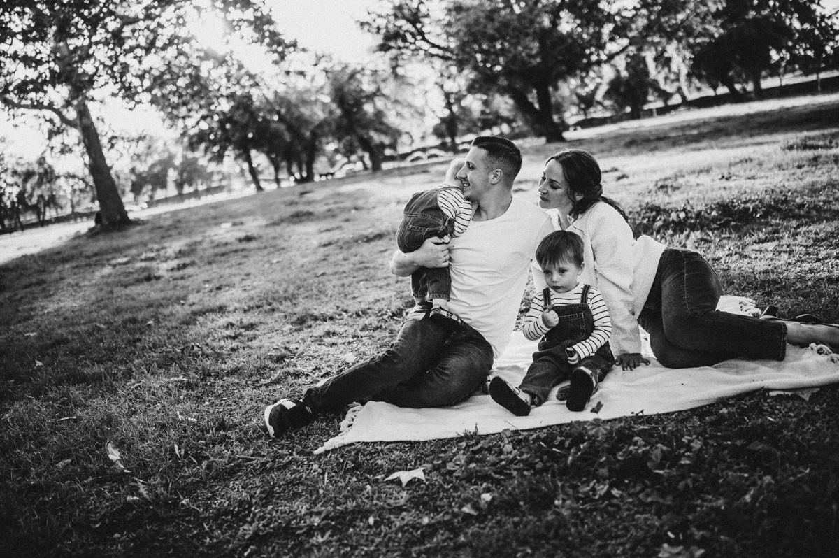 Aleksandra, Filip, Lion i Luka / PORODICNOFOTOGRAFISANJE napolju. Deciji i porodicni fotograf u Beogradu Oksana Skendzic