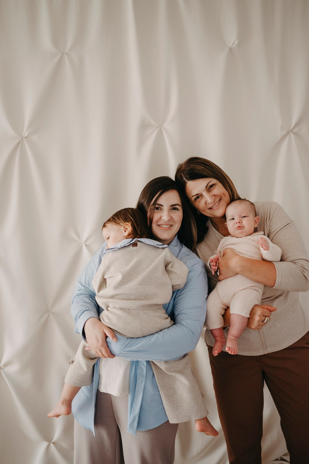 Mamine i bakine Masa i Nadja. Deciji i porodicni fotograf u Beogradu Oksana Skendzic