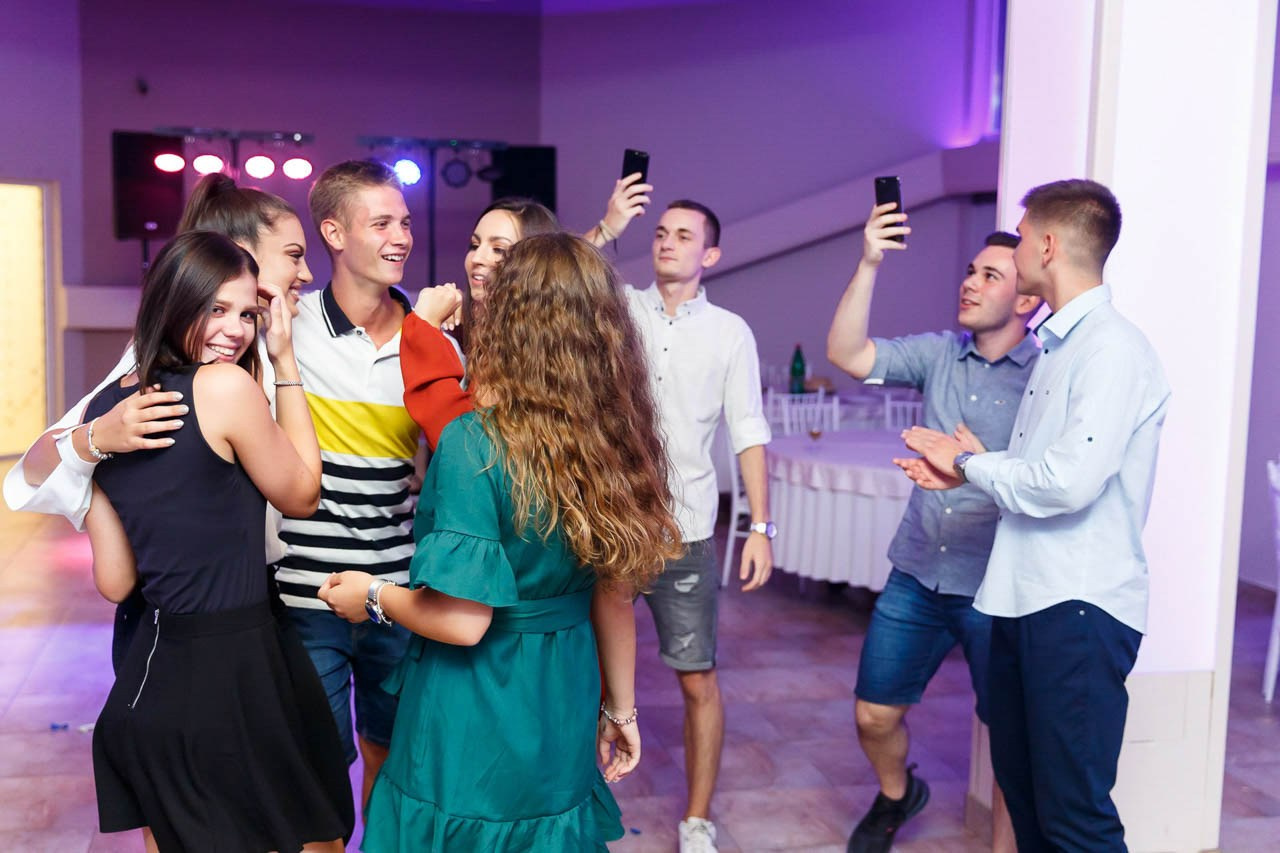 Ples i zabava na proslavi 18. rođendana.