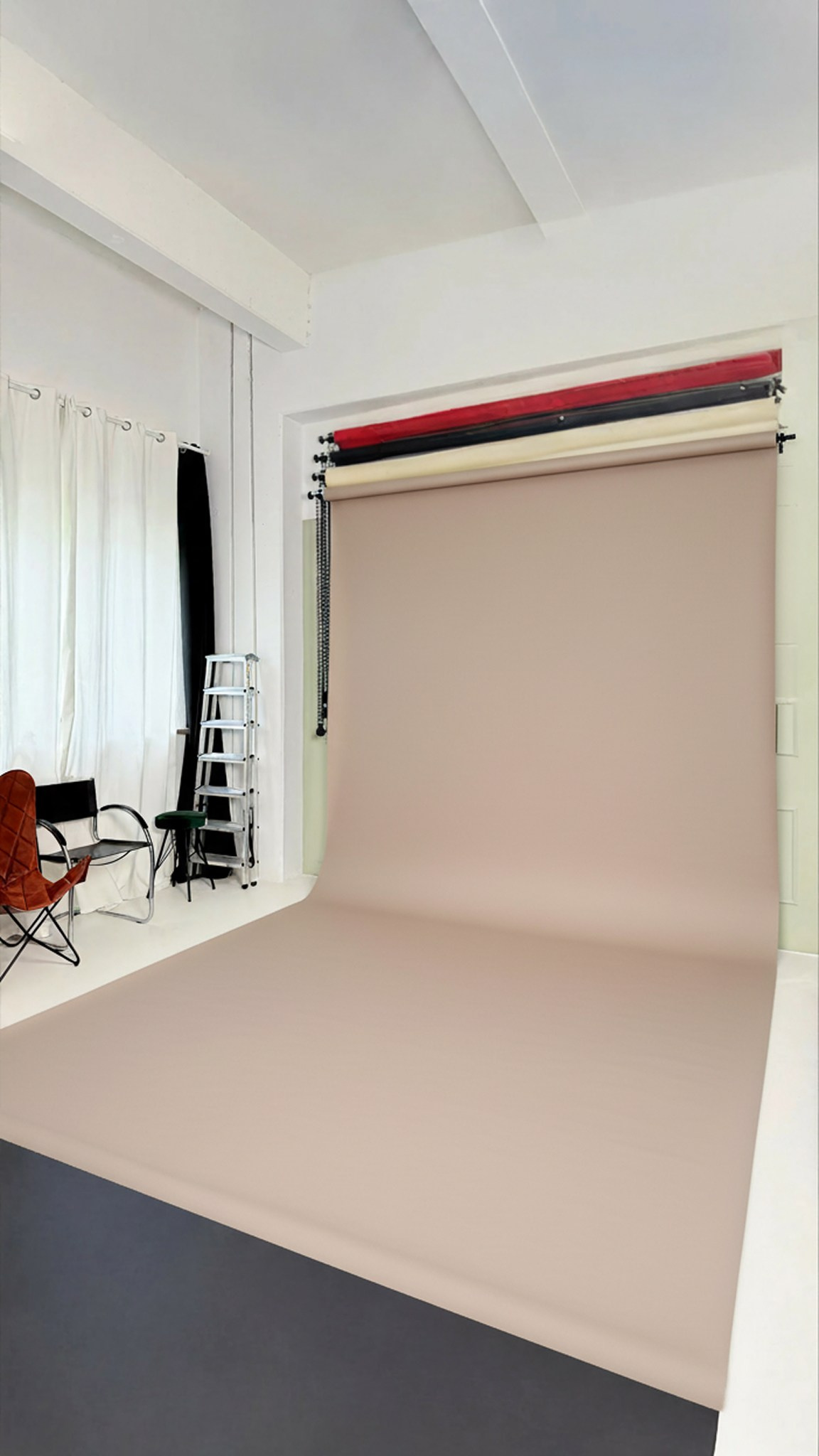 Papier-Hintergrund Beige im Fotostudio Aesthetic Space München – für warme Portraits und Lifestyle-Fotografie