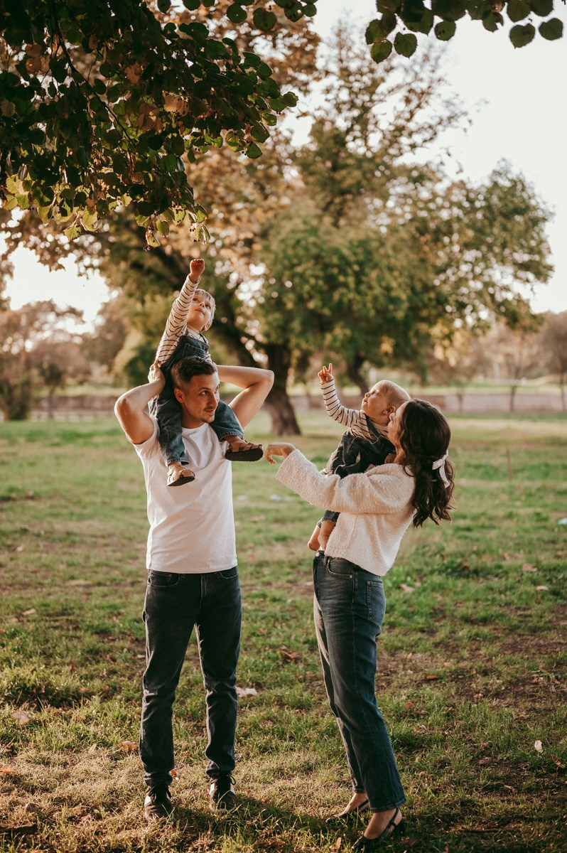 Aleksandra, Filip, Lion i Luka / PORODICNOFOTOGRAFISANJE napolju. Deciji i porodicni fotograf u Beogradu Oksana Skendzic