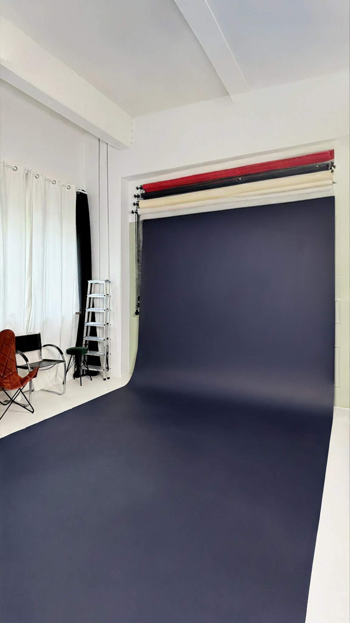 Papier-Hintergrund Navy Dunkelblau im Fotostudio Aesthetic Space München – elegant und stark für Fashion und Editorial Shootings
