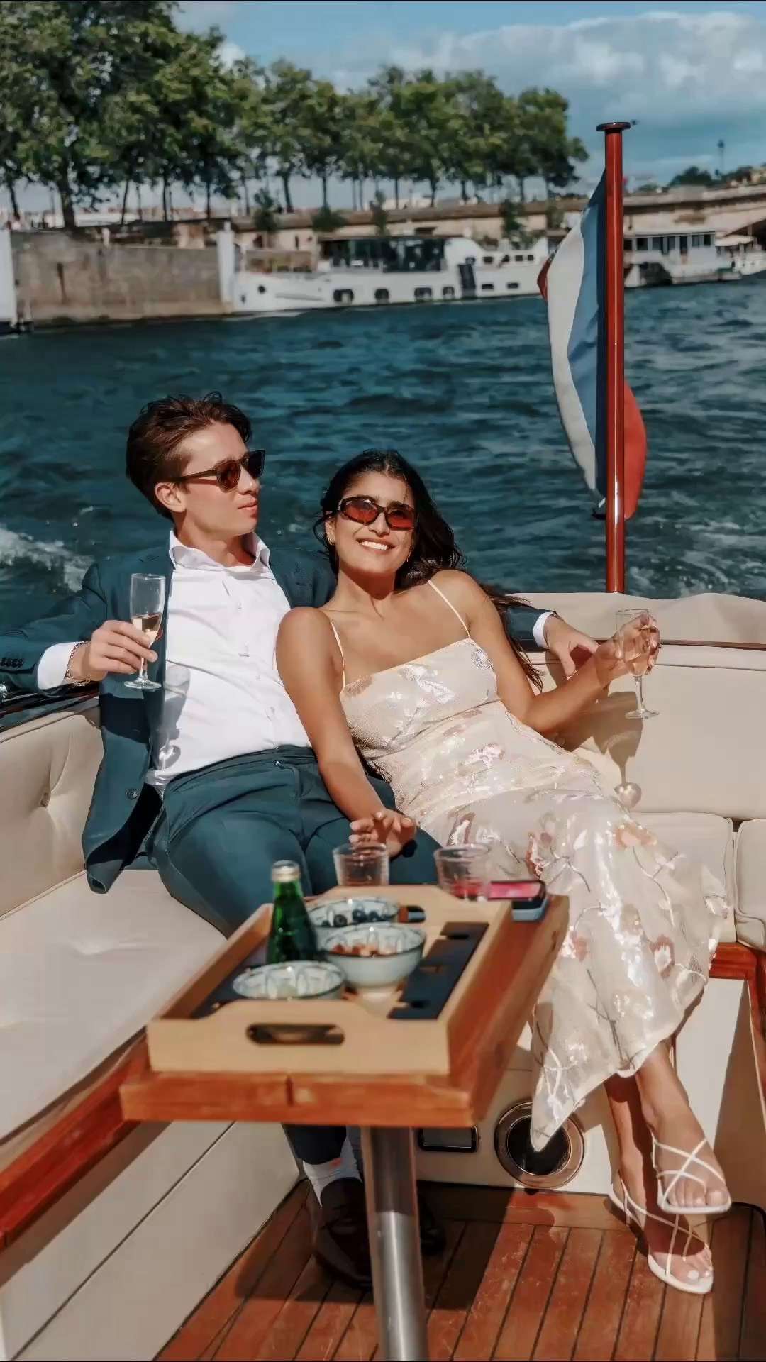 A Luxury Surprise Proposal on a Boat in Paris: Photo, Video & Champagne. Photographe à Paris