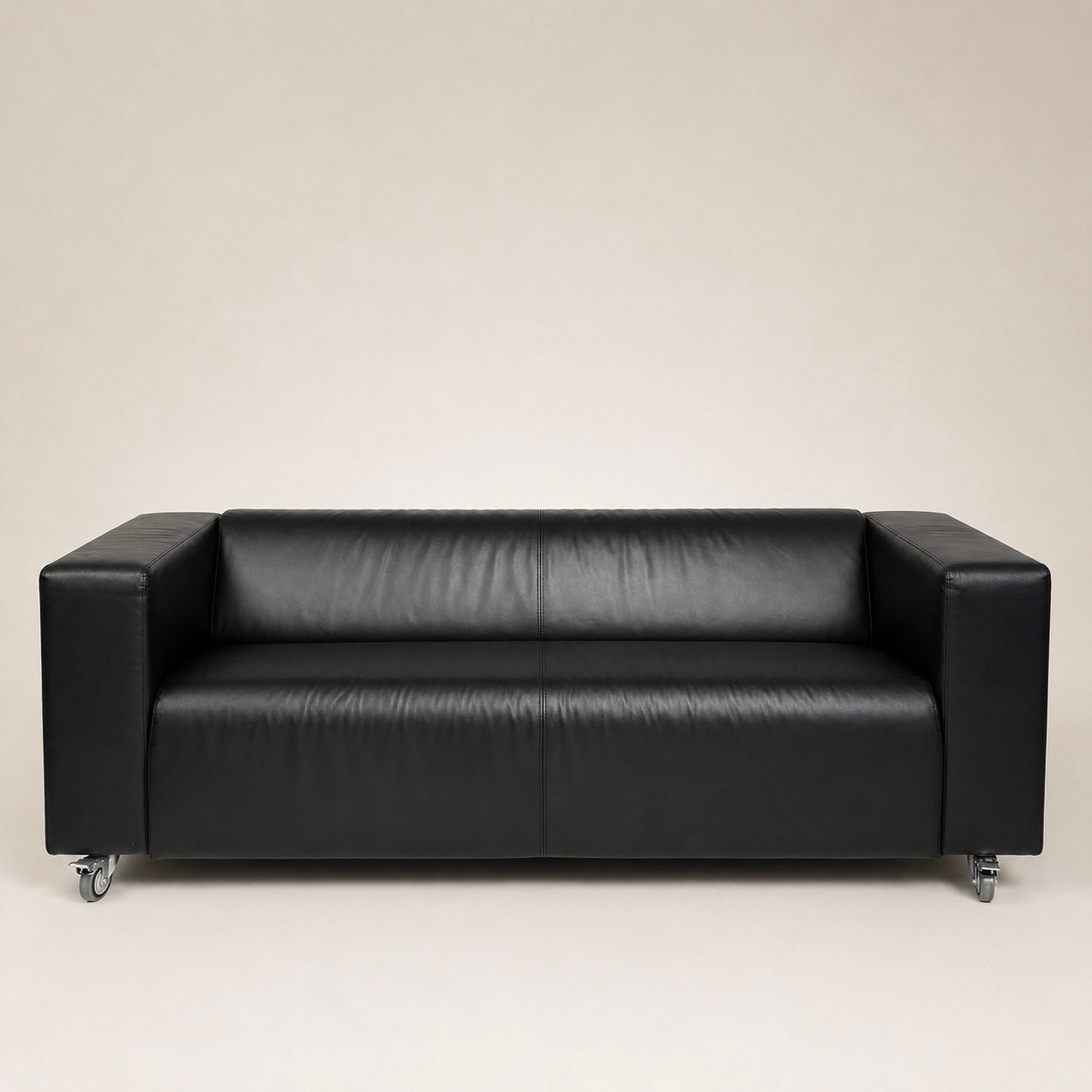 Schwarzes Ledersofa auf Rollen als Requisite für Fashion Lifestyle und Editorial Shootings – Fotostudio Aesthetic Space München