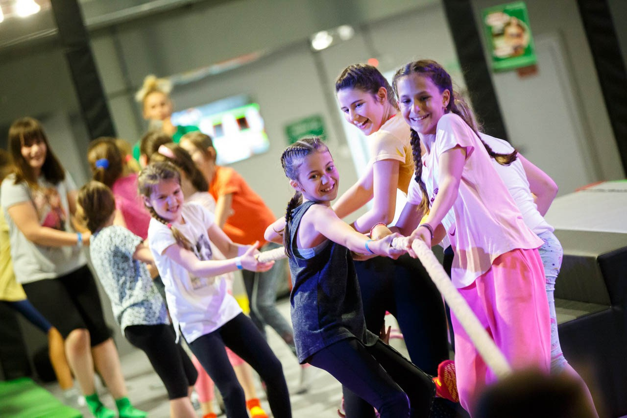 Proslava sa kreativnim igrama i animacijom za decu. Nadvlačenje konopca.