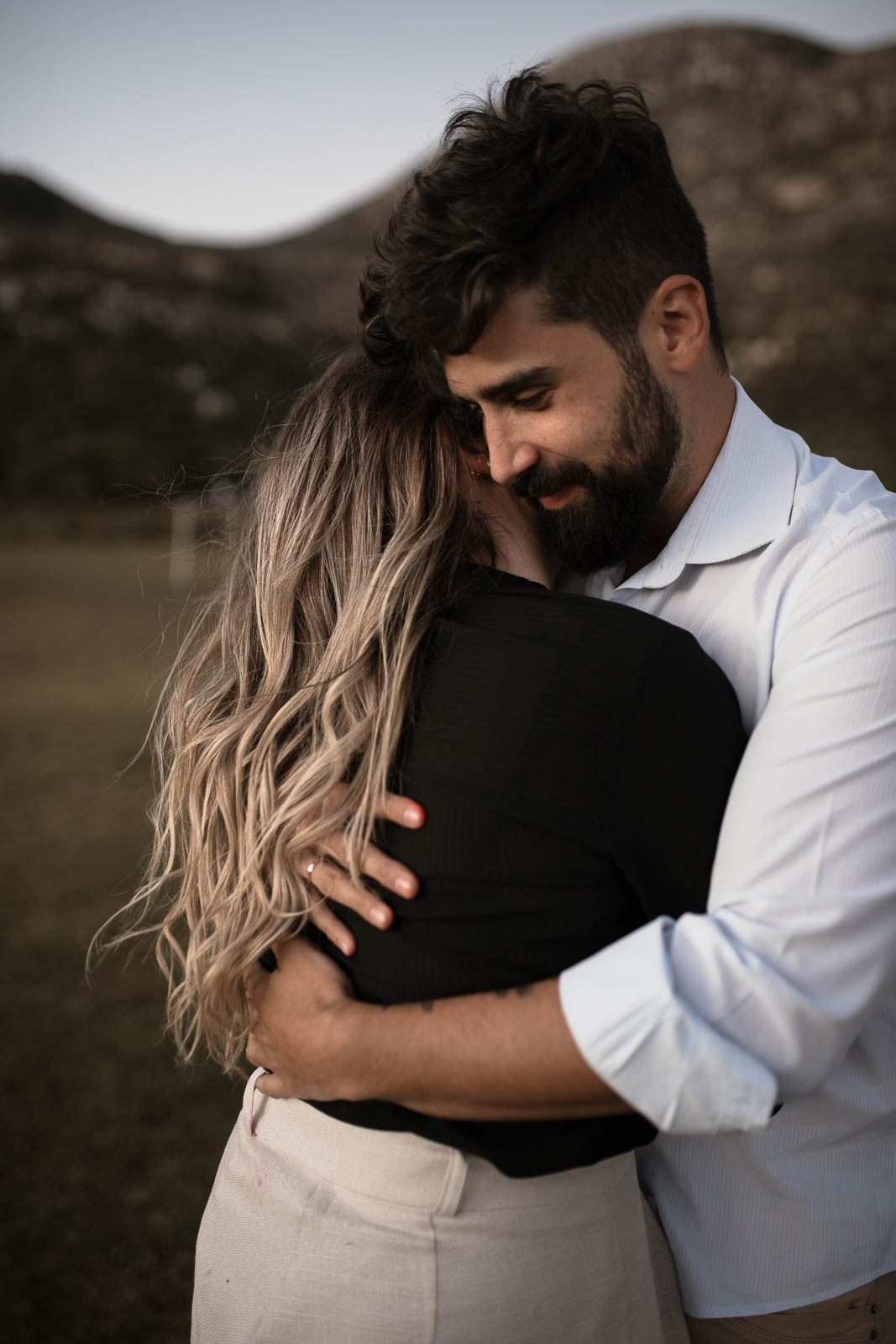 Sabrina e Vinícius em ensaio pré-wedding em Lapinha da Serra MG, fotografia documental com luz natural, céu aberto e momentos leves e reais.
