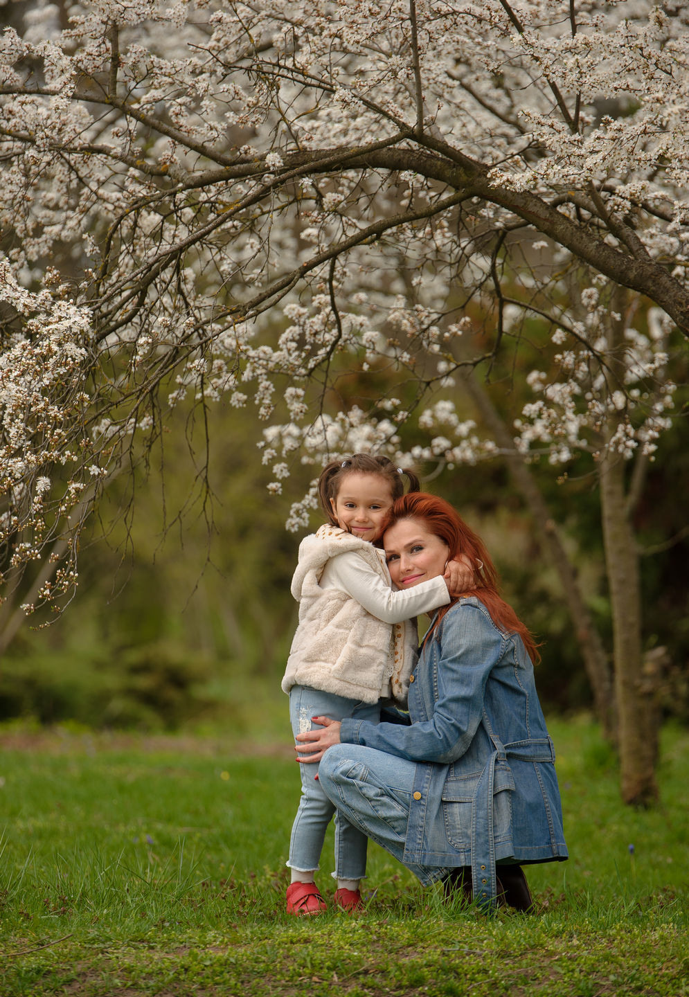 Весенняя Фотосессия Софии с Мамой. Семейный фотограф в Кишинёве THOMAS SHTIFT