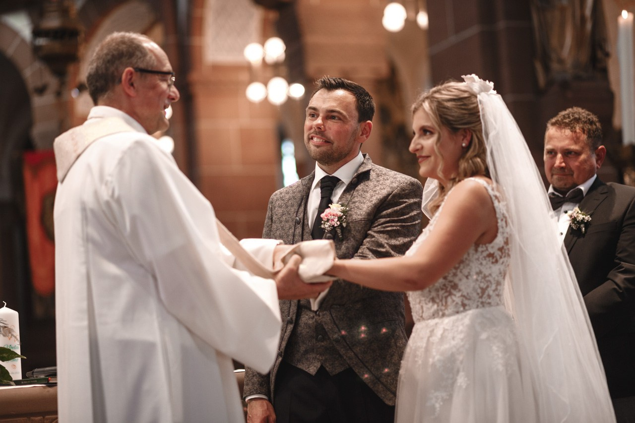 Kirchliche Hochzeit Rheinterrassen Karlsruhe – Noelia & Timo | Hochzeitsfotograf & Videograf