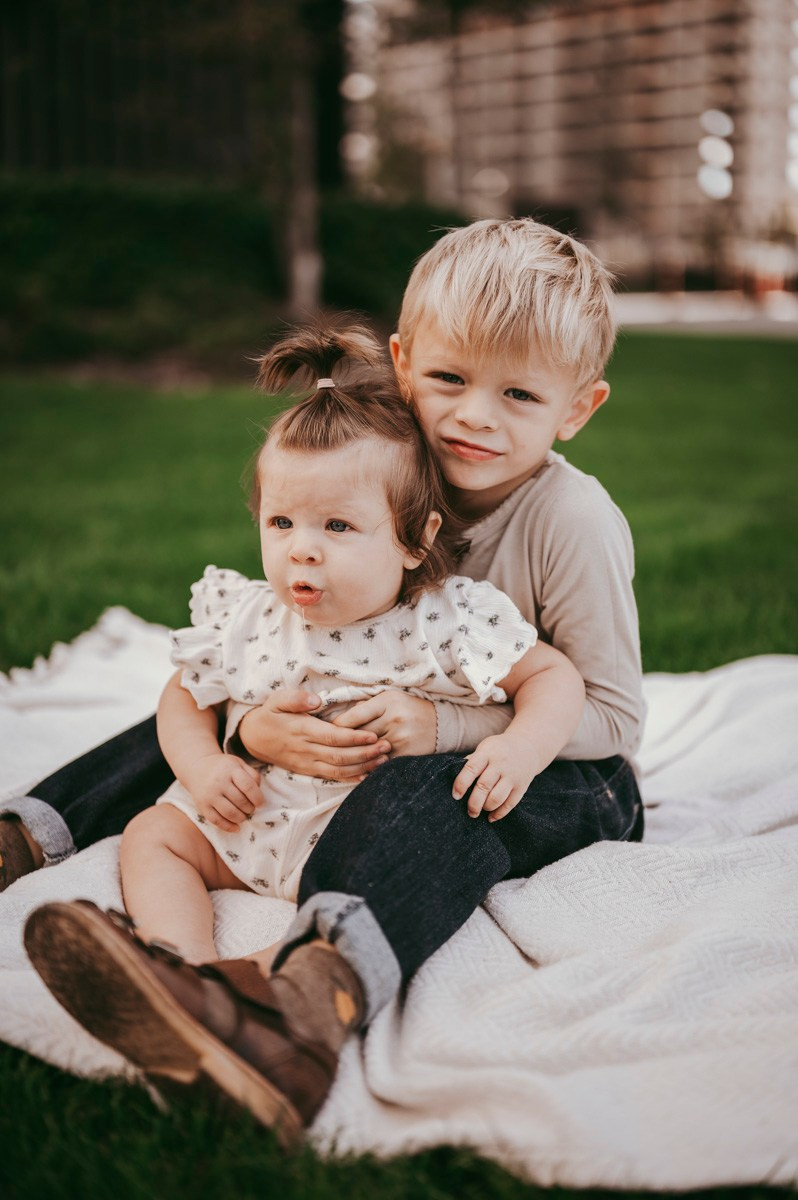 Kristina, Martin, Petra i Novak / porodicno fotografisanje napolju. Deciji i porodicni fotograf u Beogradu Oksana Skendzic