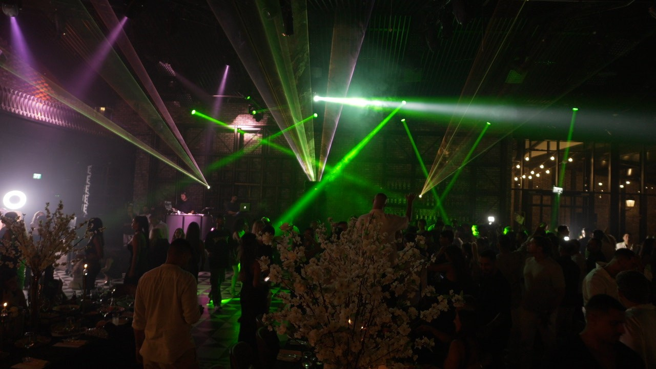 VIA / BASICO. Wedding and events photographers Studio Shalom