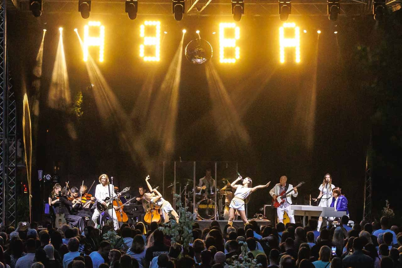 Izvanredna atmosfera na koncertu ABBA Ring Trubute sa osvetljenjem u pozadini - Botanička bašta u Beogradu