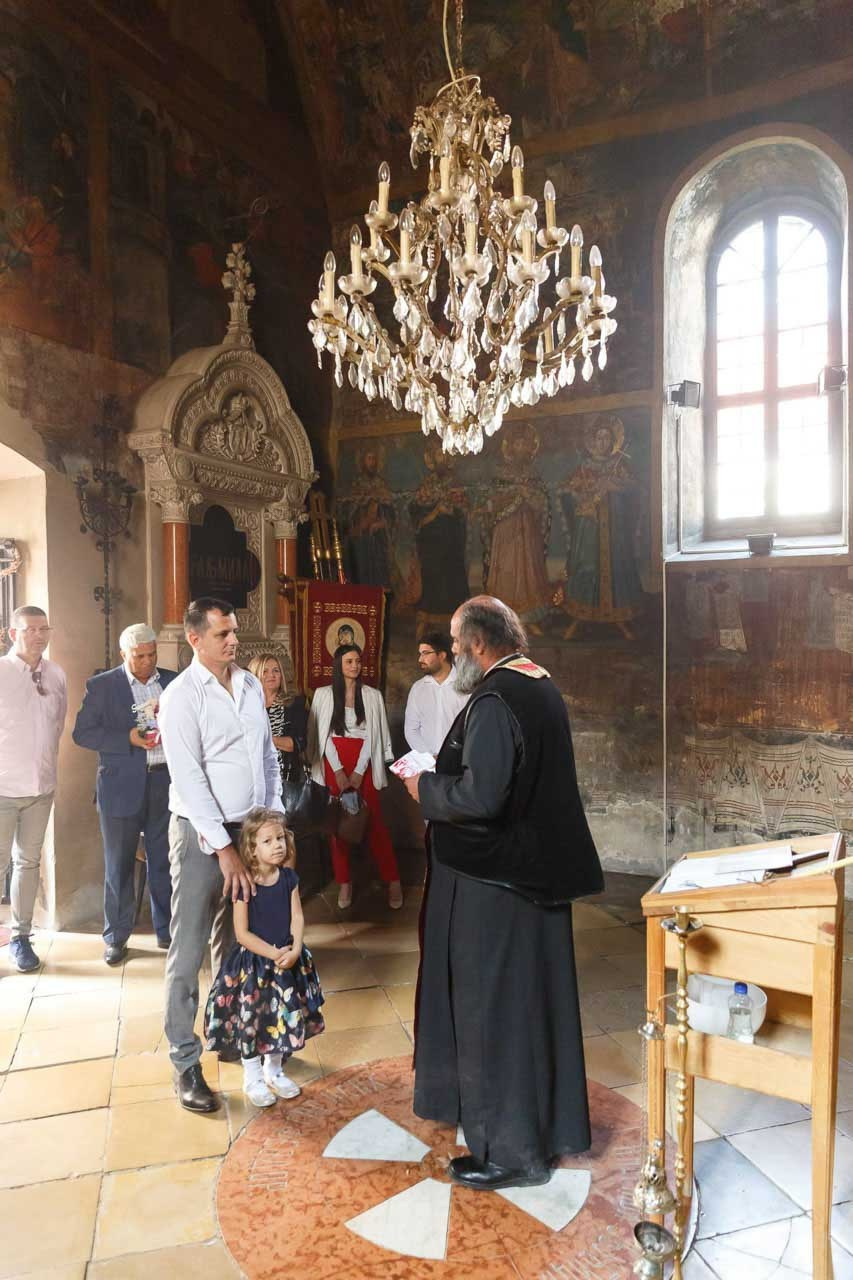 Roditelji i kum na krštenju – tradicija i emocije.