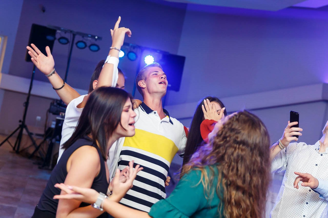 Dinamične scene sa plesnog podijuma na 18. rođendanu.