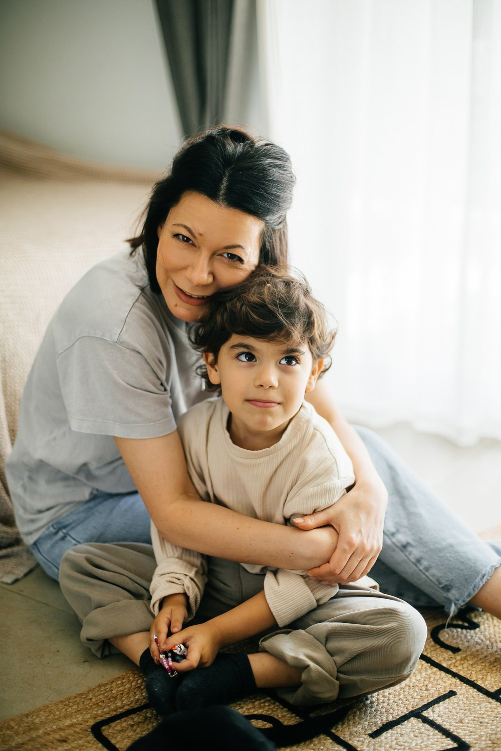 Mom&daughter at home. Family photographer in Israel