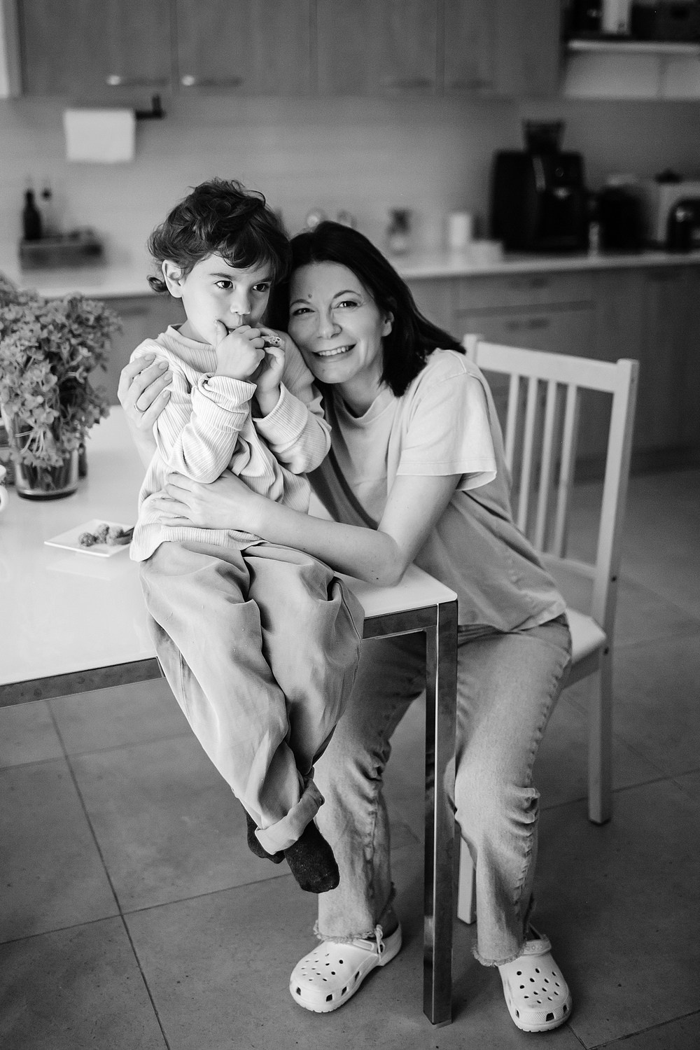 Mom&daughter at home. Family photographer in Israel