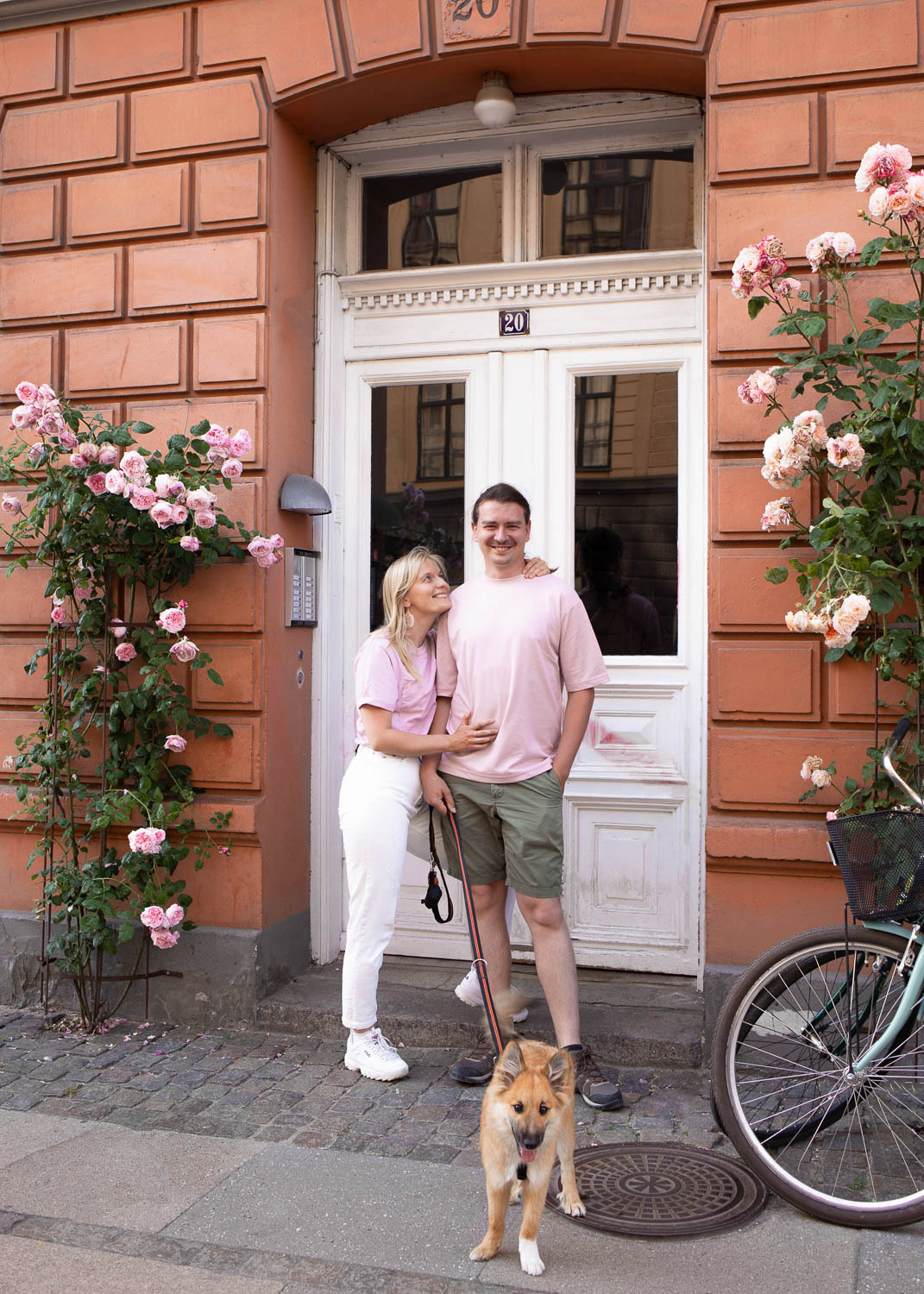Family with dog. Professional wedding photographer in Copenhagen, Denmark — Julia Byron