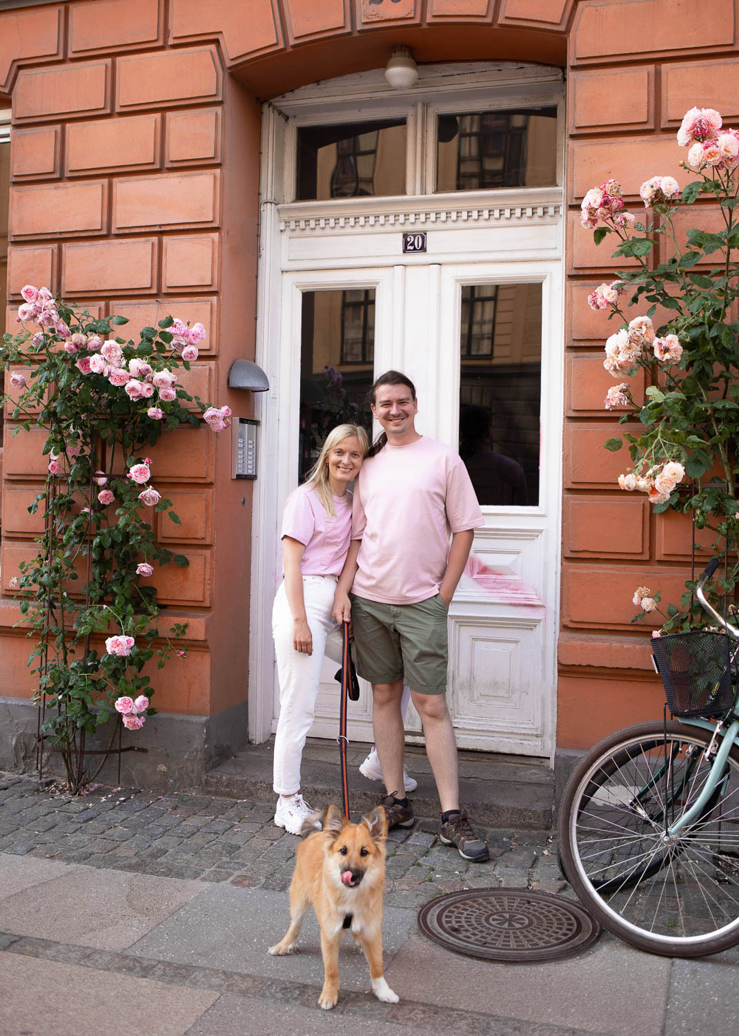 Family with dog. Professional wedding photographer in Copenhagen, Denmark — Julia Byron
