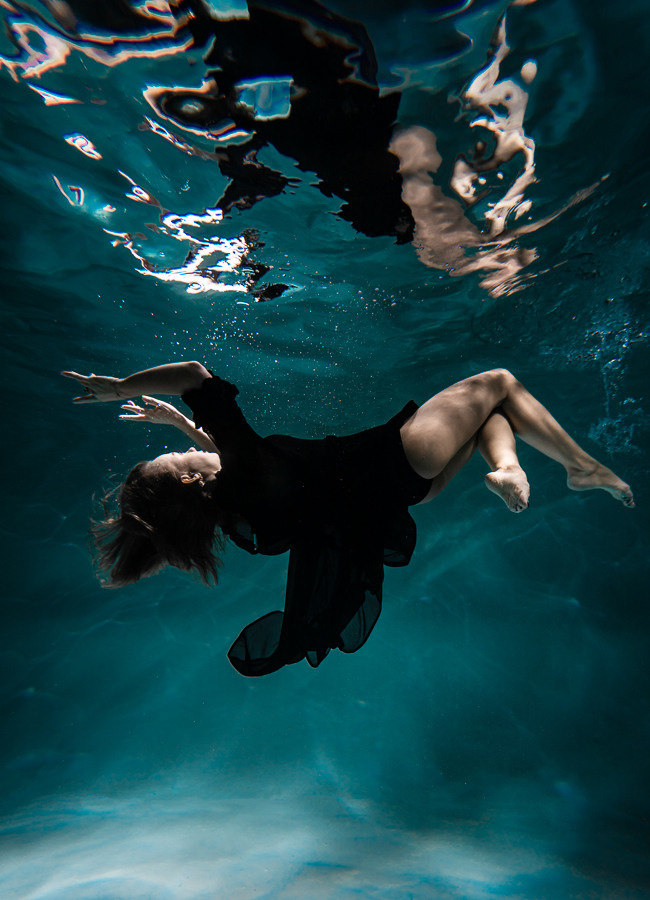 Under water. Professional wedding photographer in Copenhagen, Denmark — Julia Byron