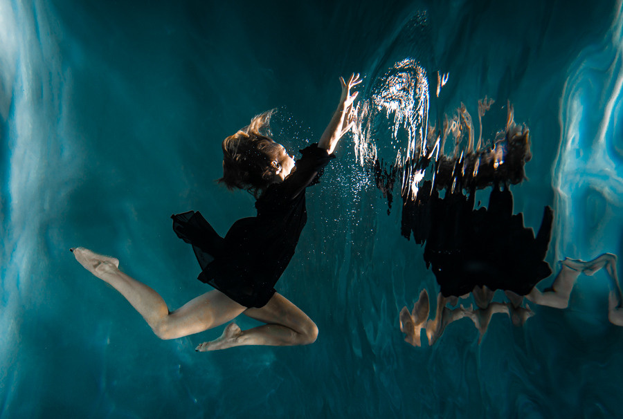 Under water. Professional wedding photographer in Copenhagen, Denmark — Julia Byron