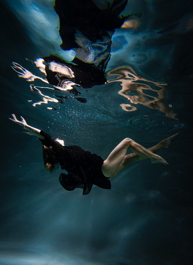 Under water. Professional wedding photographer in Copenhagen, Denmark — Julia Byron
