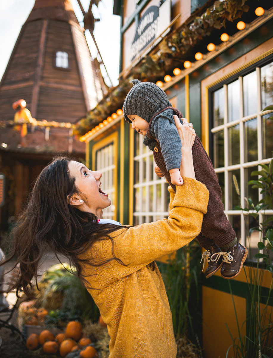 Autumn Tivoli. Professional wedding photographer in Copenhagen, Denmark — Julia Byron