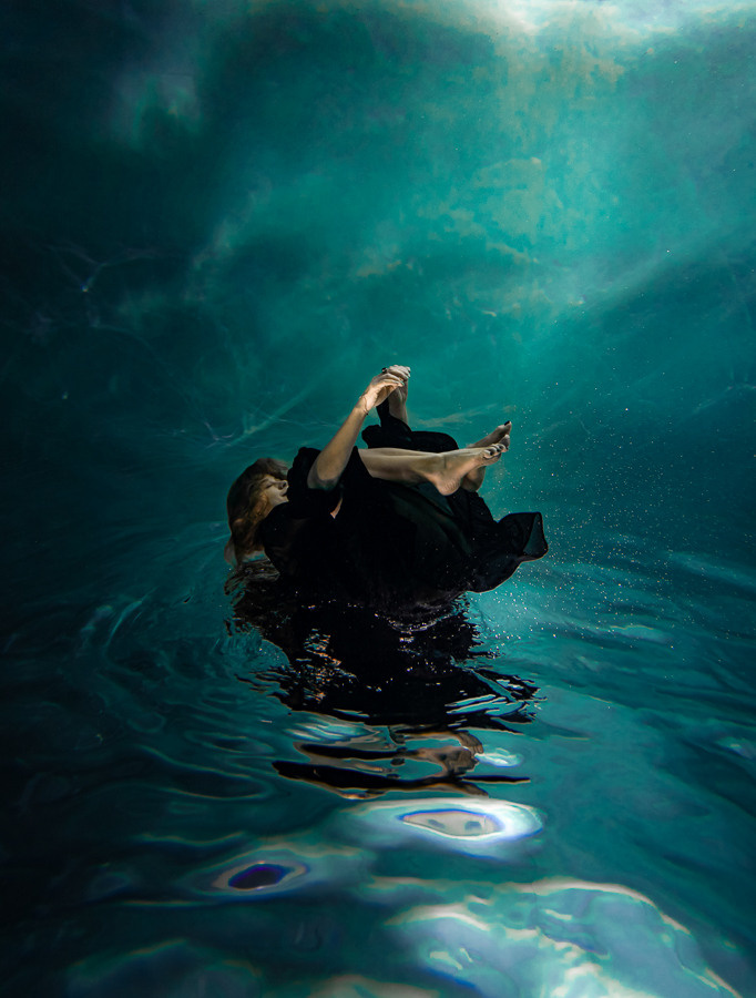 Under water. Professional wedding photographer in Copenhagen, Denmark — Julia Byron