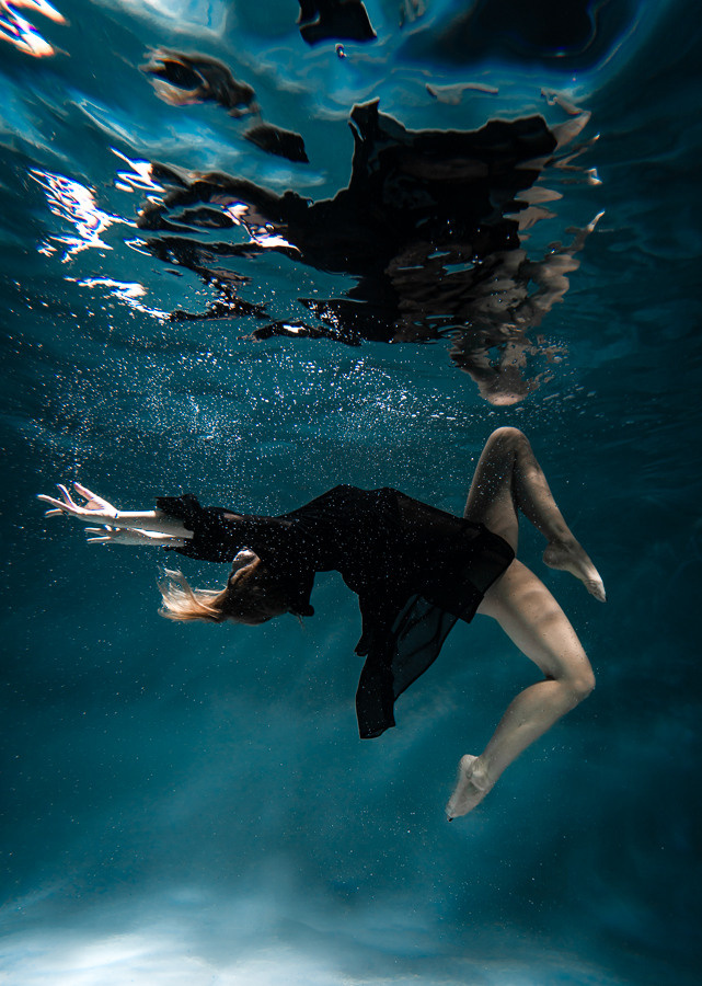 Under water. Professional wedding photographer in Copenhagen, Denmark — Julia Byron