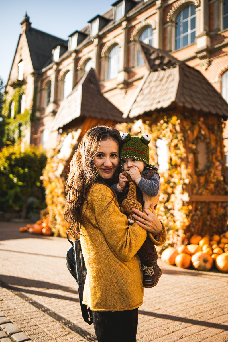 Autumn Tivoli. Professional wedding photographer in Copenhagen, Denmark — Julia Byron