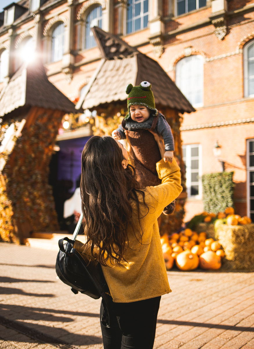 Autumn Tivoli. Professional wedding photographer in Copenhagen, Denmark — Julia Byron