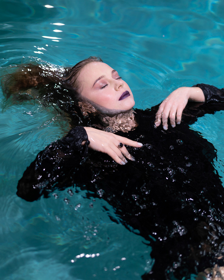 Under water. Professional wedding photographer in Copenhagen, Denmark — Julia Byron