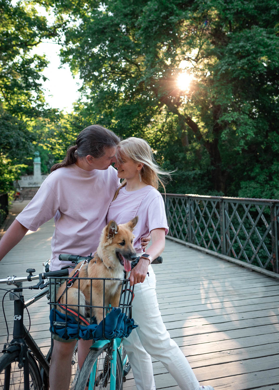 Family with dog. Professional wedding photographer in Copenhagen, Denmark — Julia Byron