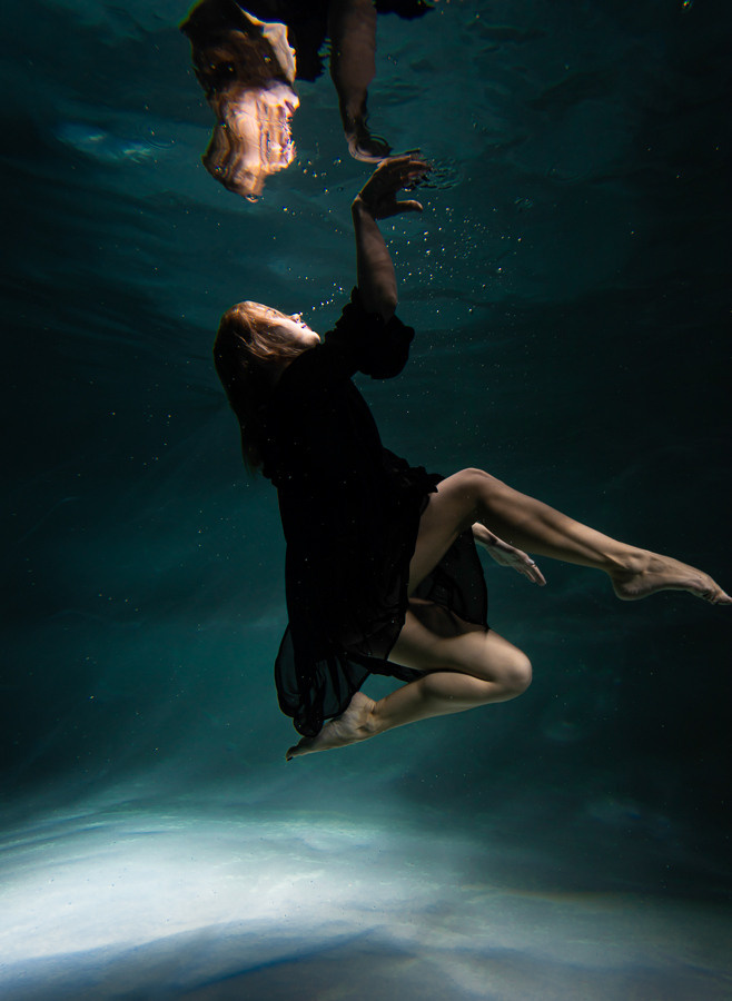 Under water. Professional wedding photographer in Copenhagen, Denmark — Julia Byron