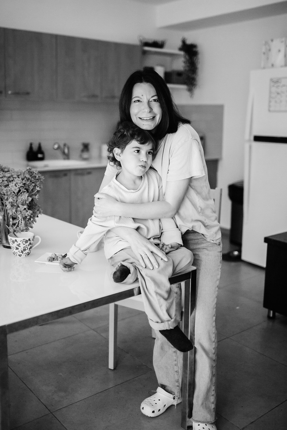 Mom&daughter at home. Family photographer in Israel