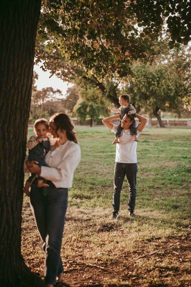 Aleksandra, Filip, Lion i Luka / PORODICNOFOTOGRAFISANJE napolju. Deciji i porodicni fotograf u Beogradu Oksana Skendzic
