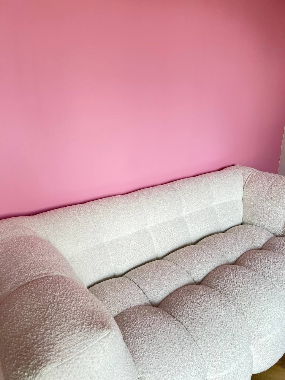 Telpa ar plašu fona sienu un gaismas pielāgošanas iespējām