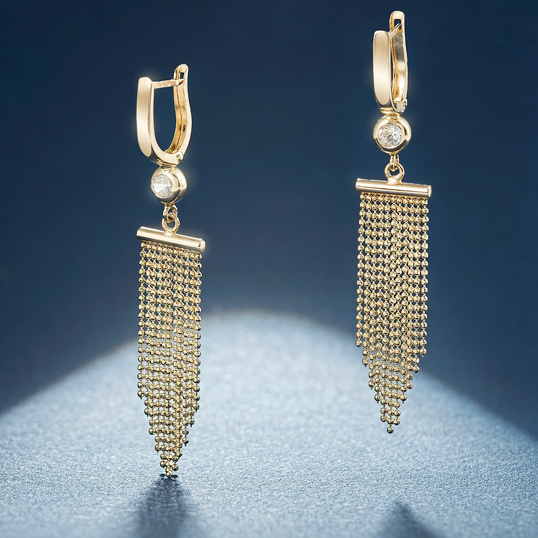 Zlatne viseće minjdjuše na plavoj pozadini.