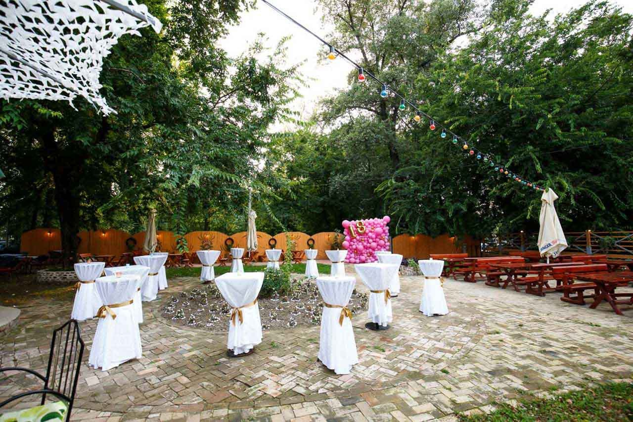 Prostor za proslavu sa balonima i dekorisanim stolovima na 18. rođendanu.