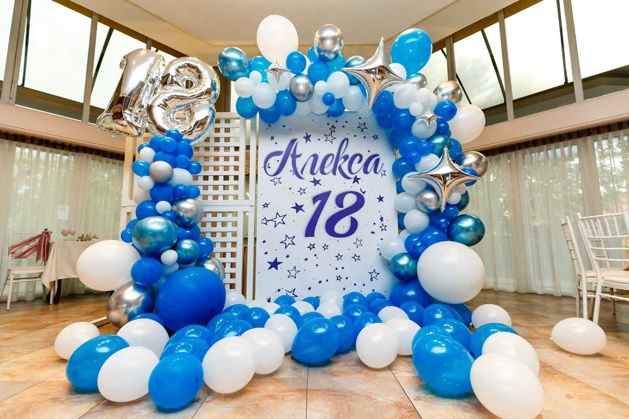 Tematska plava dekoracija za 18. rođendan sa personalizovanim imenom.
