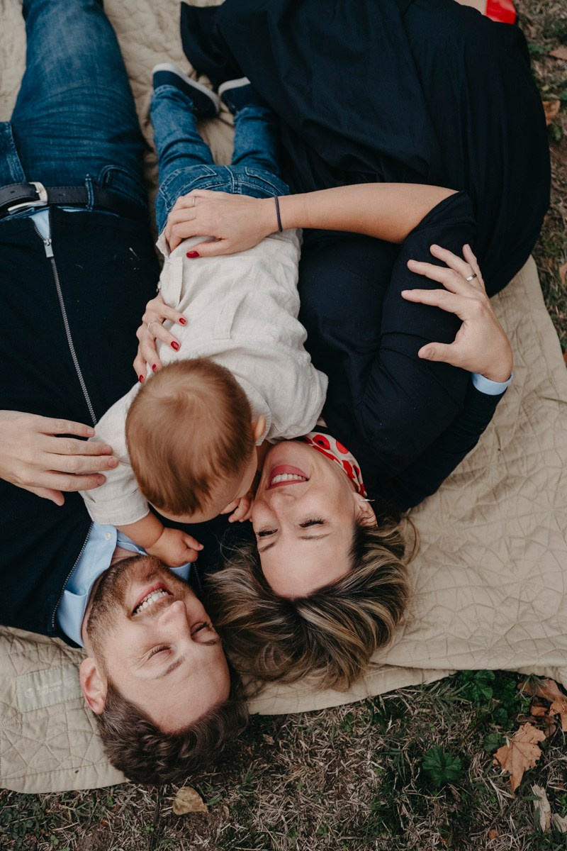 Nevena, Dusan i Vuk porodicno fotografisanje napolju. Deciji i porodicni fotograf u Beogradu Oksana Skendzic