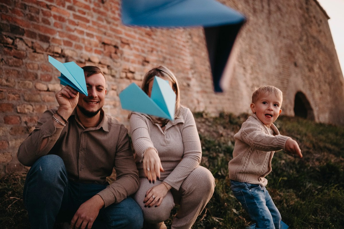 Zlata, Nemanja i Aleksej — porodicno fotografisanje napolju. Deciji i porodicni fotograf u Beogradu Oksana Skendzic