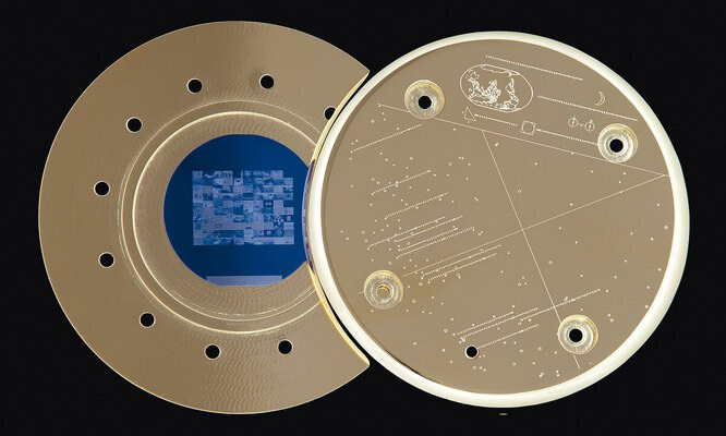 Работа Тревора Паглена «Последние фотографии» (2012), серия фотоснимков, выполненных с помощью телескопов и астрономической техники, запечатлевает секретные спутники и дроны в ночном небе, подчёркивая скрытую инфраструктуру наблюдения через минималистичную, грубую эстетику, вдохновлённую анти-дизайном и цифровым брутализмом. «Последние фотографии» (2012) — проект Тревора Паглена, американского художника, исследователя и критика технологий наблюдения. Работа включает серию изображений, снятых с использованием телескопов, которые запечатлевают секретные военные спутники и беспилотники, незаметные для человеческого глаза. Проект также связан с его инициативой по запуску спутника с архивом из 100 изображений, отобранных для «вечного» хранения в космосе, как культурный артефакт человечества. Паглен использует эстетику, близкую к анти-дизайну и брутализму, подчёркивая «сырую» природу изображений и критикуя невидимую инфраструктуру глобального наблюдения. Работа выставлялась в галереях, таких как Metro Pictures (Нью-Йорк), и обсуждалась в контексте его исследований в области ИИ, слежки и визуальной культуры. 