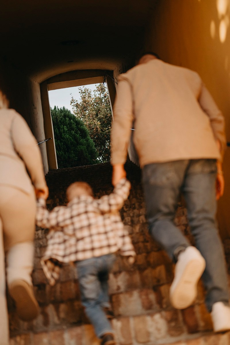 Zlata, Nemanja i Aleksej — porodicno fotografisanje napolju. Deciji i porodicni fotograf u Beogradu Oksana Skendzic