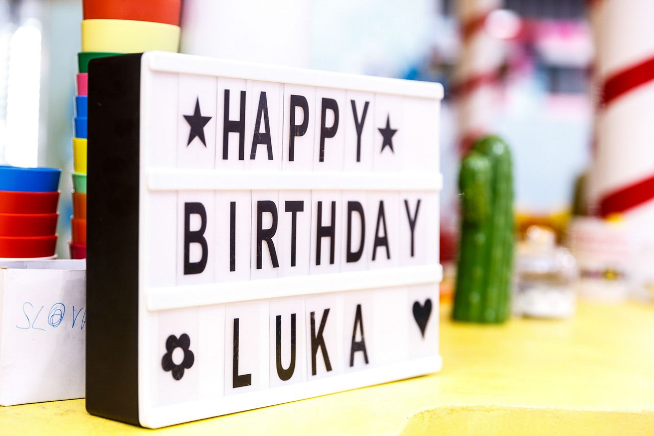 Proslava dečijeg rođendana. Tabla sa natpisom "Happy Birthday"