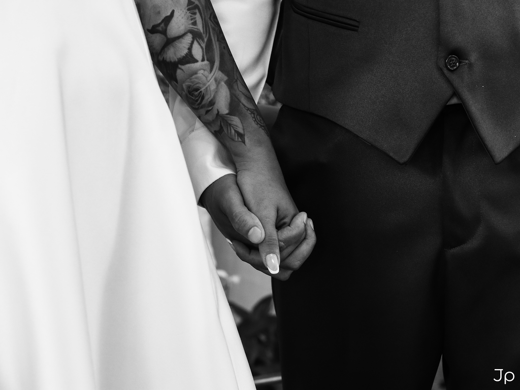 Close de duas mãos se entrelaçando.