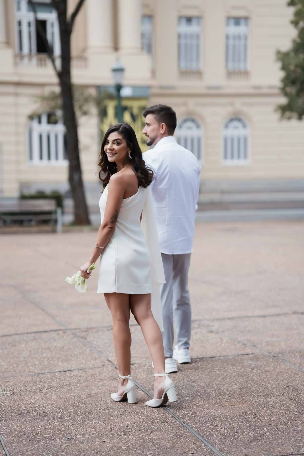 Rafa e Ricardo fotografados em um ensaio documental de casal na Praça da Liberdade em BH.