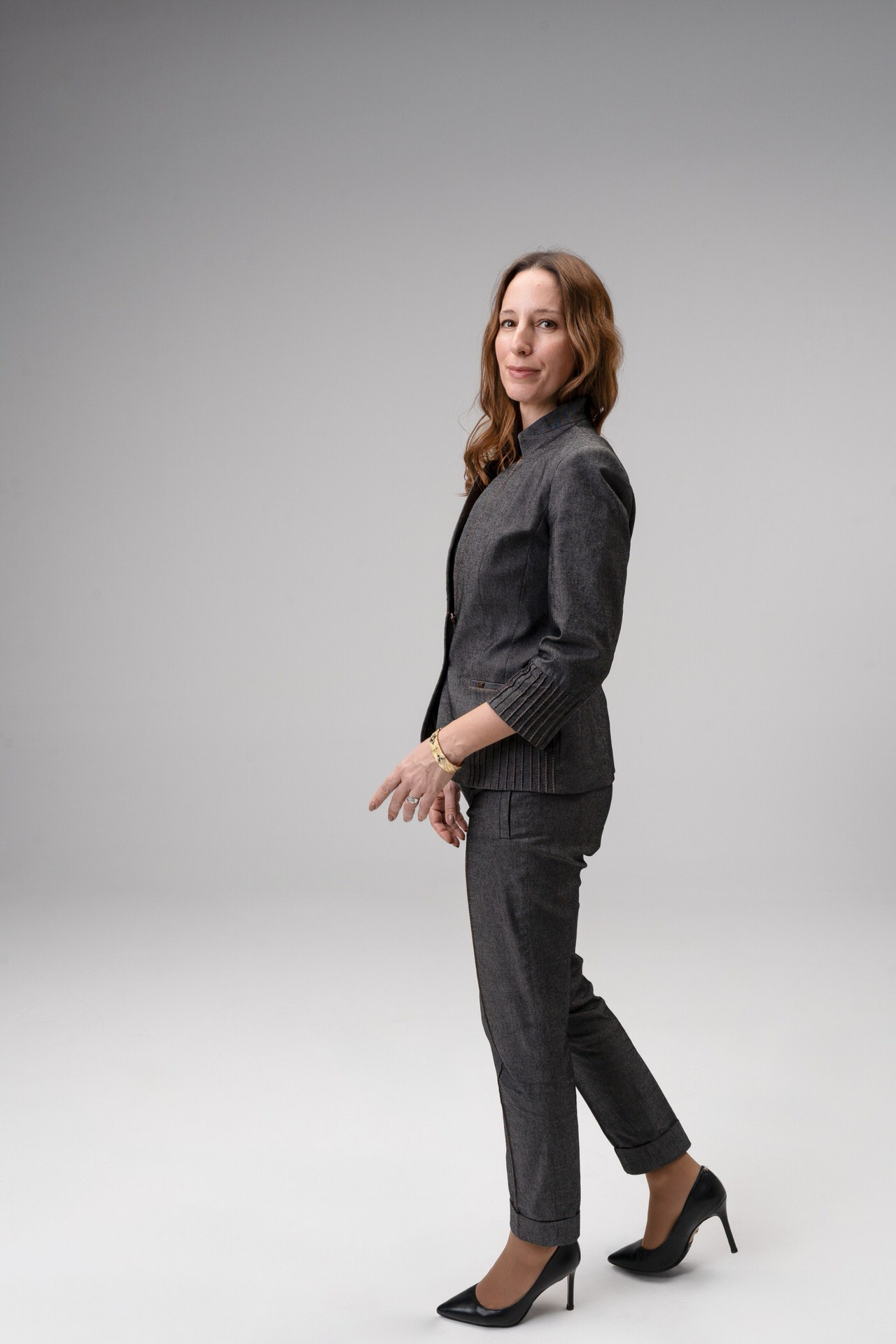 cela figura  preduzetkinje na beloj pozadini 