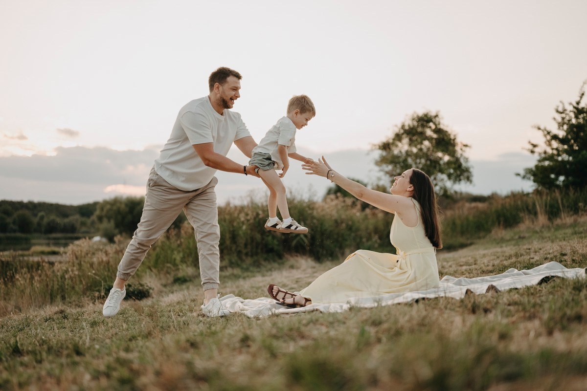 Djurdjica, Tadej i Miloje porodicno fotografisanje napolju. Deciji i porodicni fotograf u Beogradu Oksana Skendzic