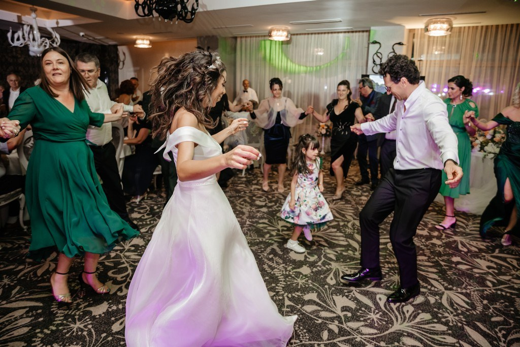 Isil si Radu by Fotograf nunta Iasi — Eduard Schiopu