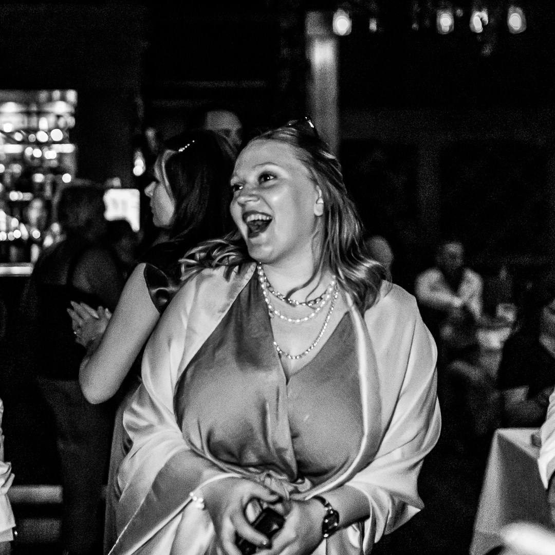 Crno-bela fotografija osmeha devojke na venčanju