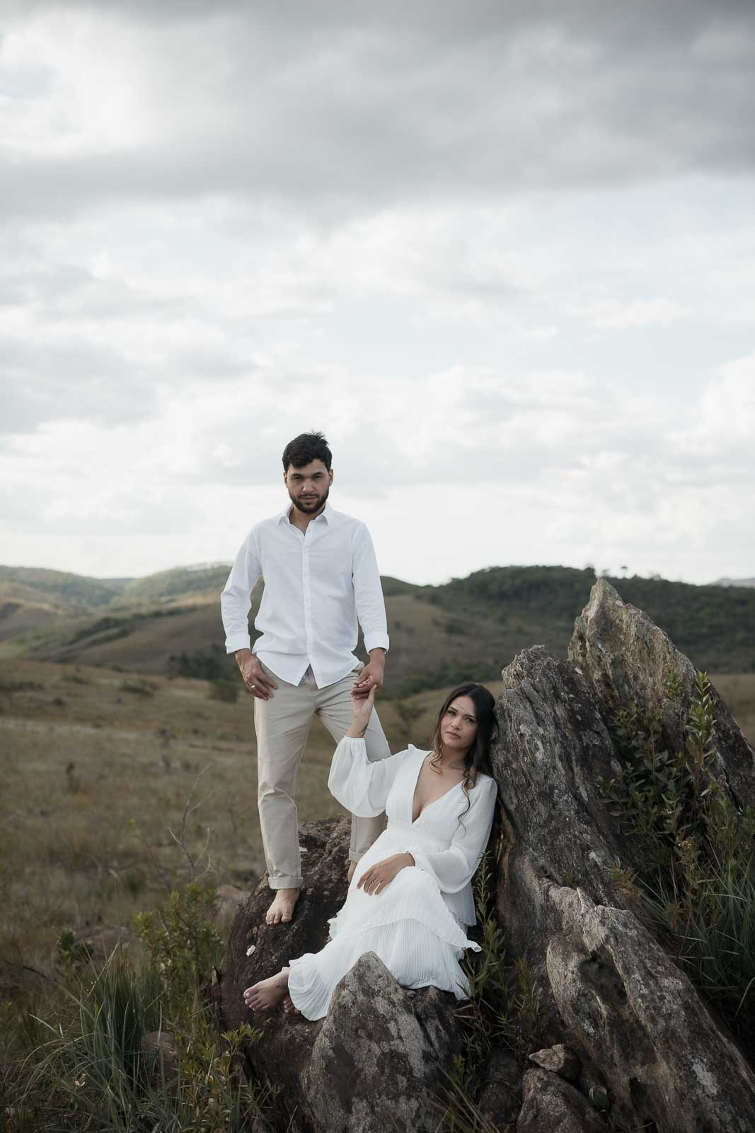 Ensaio pré-casamento de Larissa e Rafael em Lavras Novas ao pôr do sol. Fotos naturais, emocionantes e espontâneas feitas por Edu e Josi Fotografia em Minas Gerais.